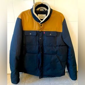 Levi’s Men’s Large Winter Casual Jacket. Sherpa collar. Lined. Zipper & Button.
